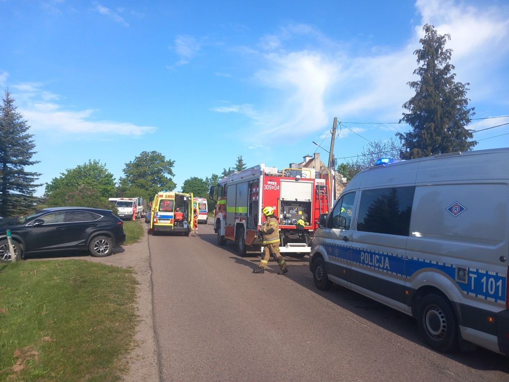 Bus z dziećmi potrącił kobietę na chodniku