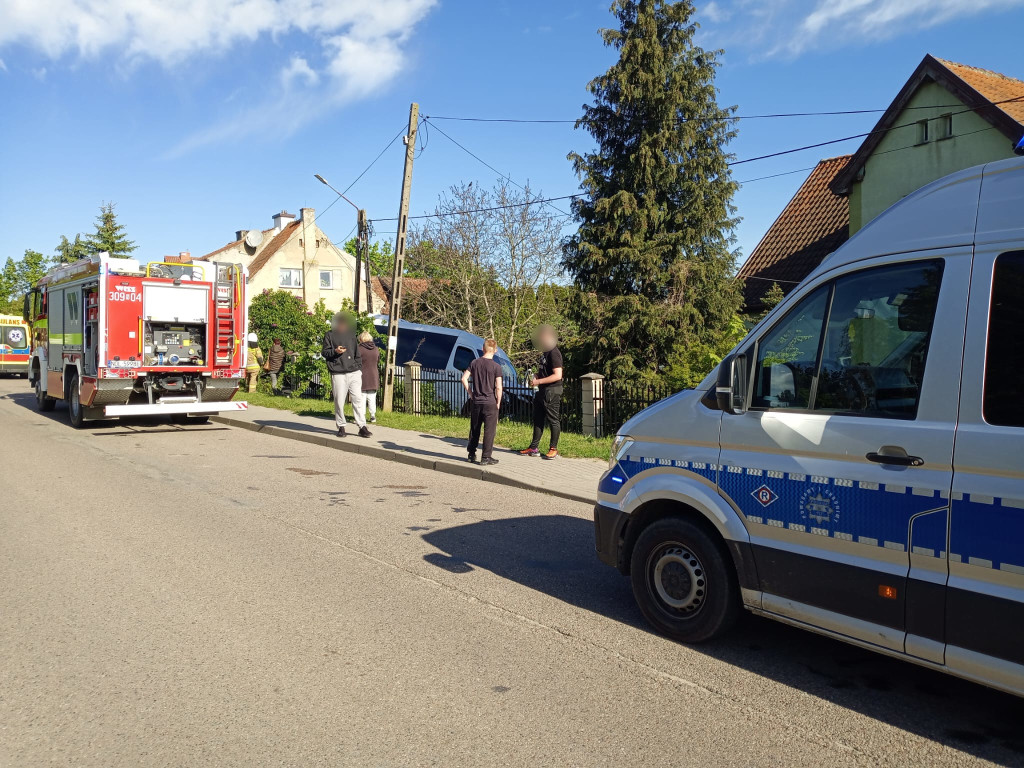 Bus z dziećmi potrącił kobietę na chodniku