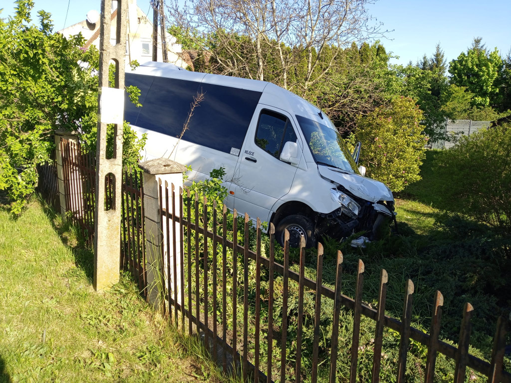 Bus z dziećmi potrącił kobietę na chodniku