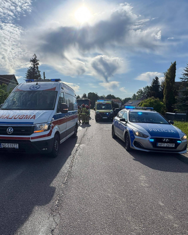 Bus z dziećmi potrącił kobietę na chodniku