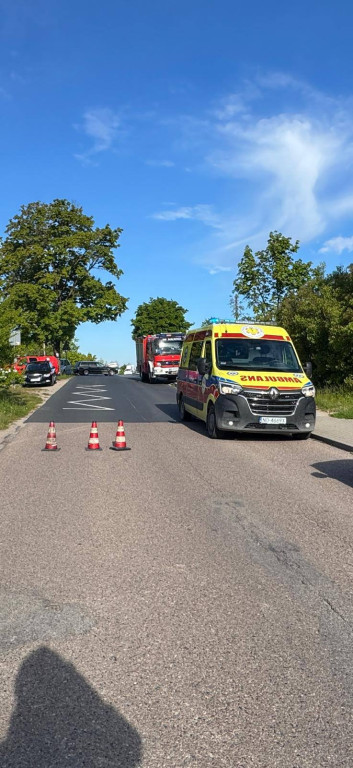 Bus z dziećmi potrącił kobietę na chodniku