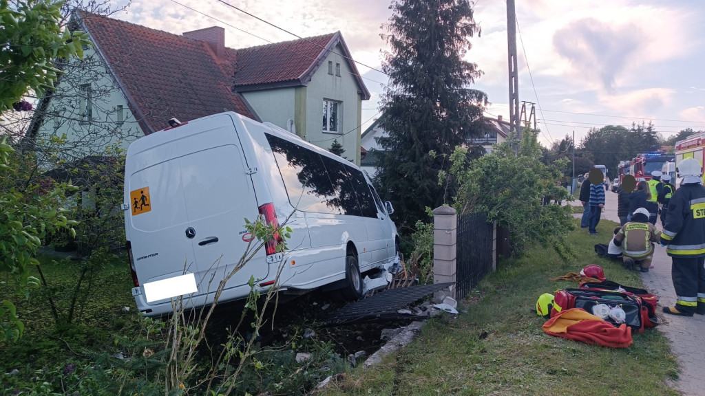 Bus z dziećmi potrącił kobietę na chodniku
