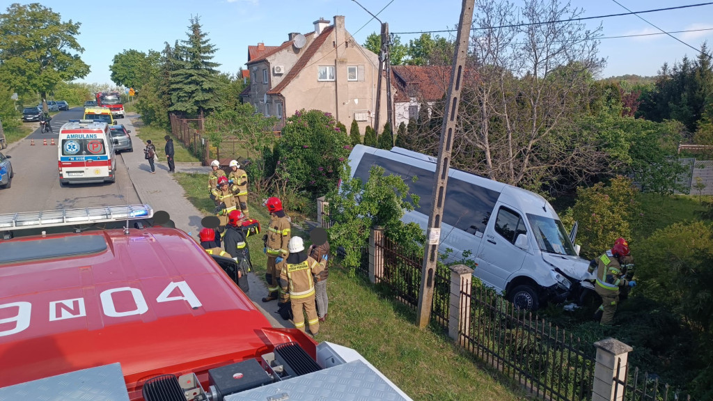 Bus z dziećmi potrącił kobietę na chodniku