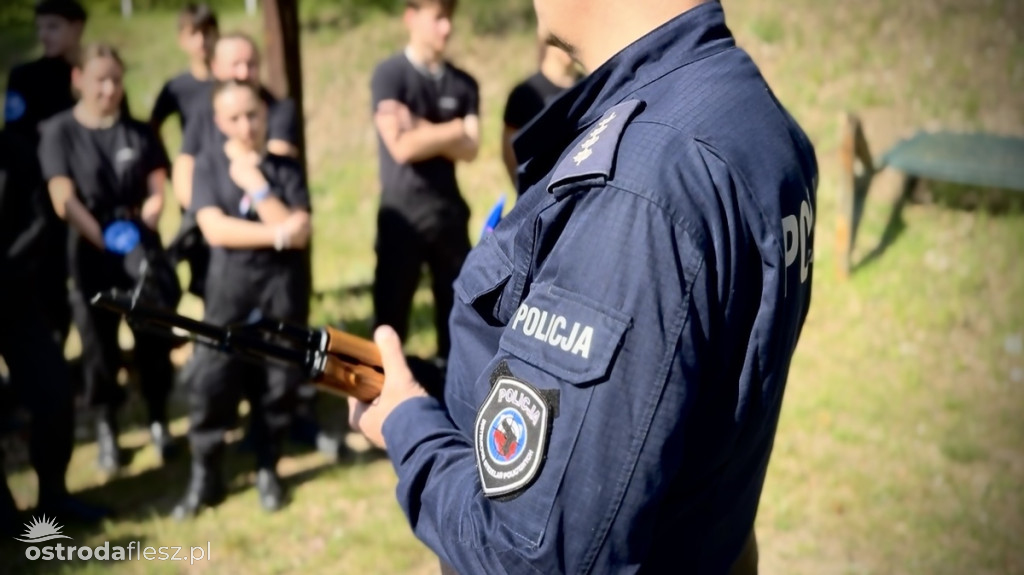 Uczniowie klas mundurowych z ekonomika strzelali