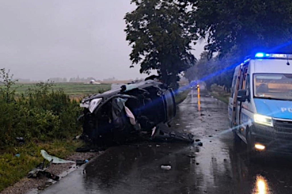 2 osoby zginęły po uderzeniu citroena w drzewo