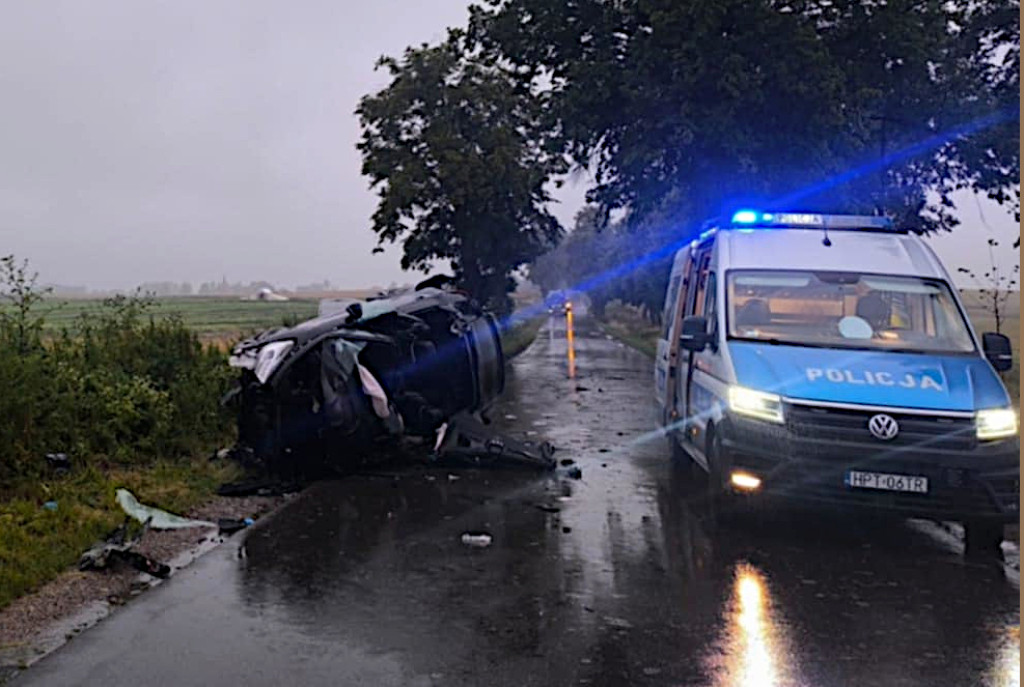 2 osoby zginęły po uderzeniu citroena w drzewo