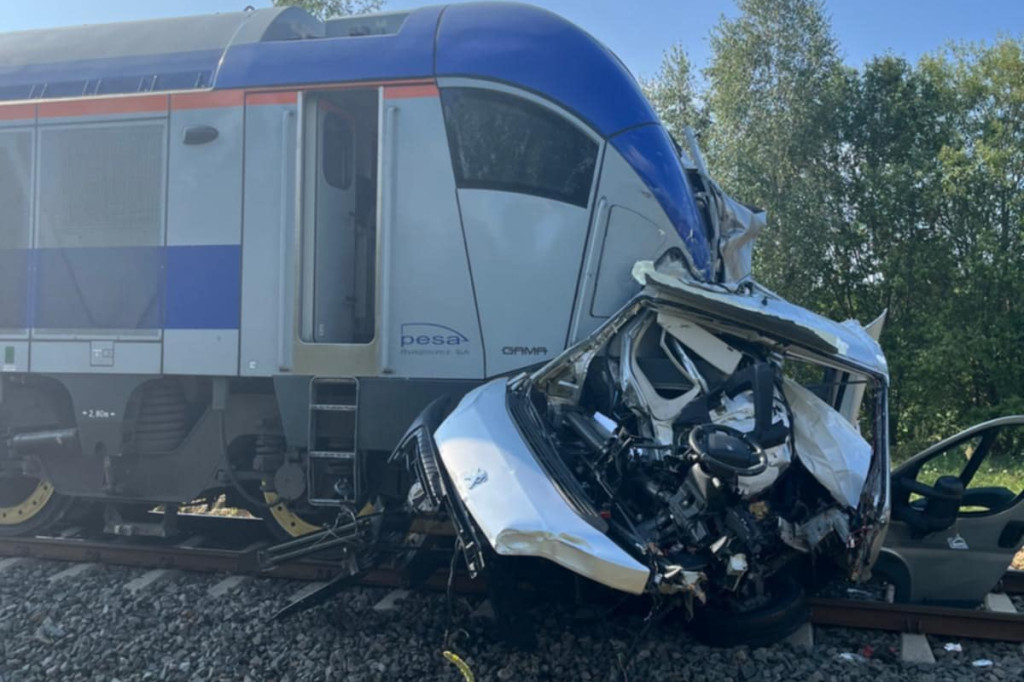 Bus zderzył się z pociągiem! Nie żyje kierowca