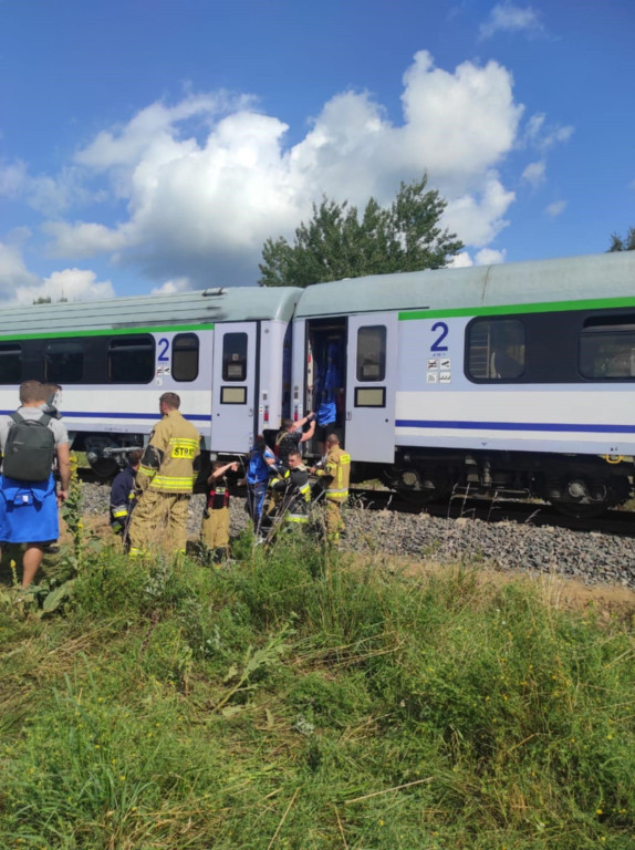 Bus zderzył się z pociągiem! Nie żyje kierowca