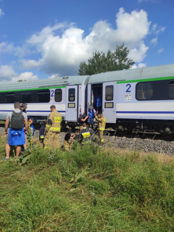 Bus zderzył się z pociągiem! Nie żyje kierowca