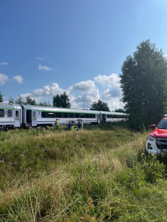 Bus zderzył się z pociągiem! Nie żyje kierowca
