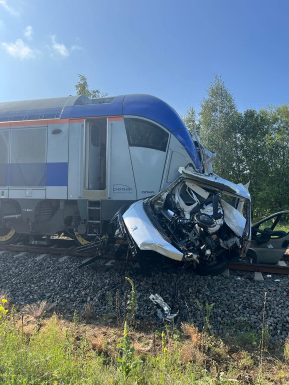 Bus zderzył się z pociągiem! Nie żyje kierowca