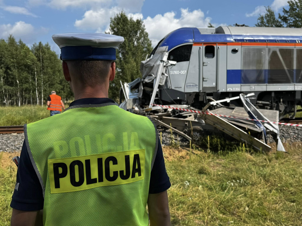 Bus zderzył się z pociągiem! Nie żyje kierowca
