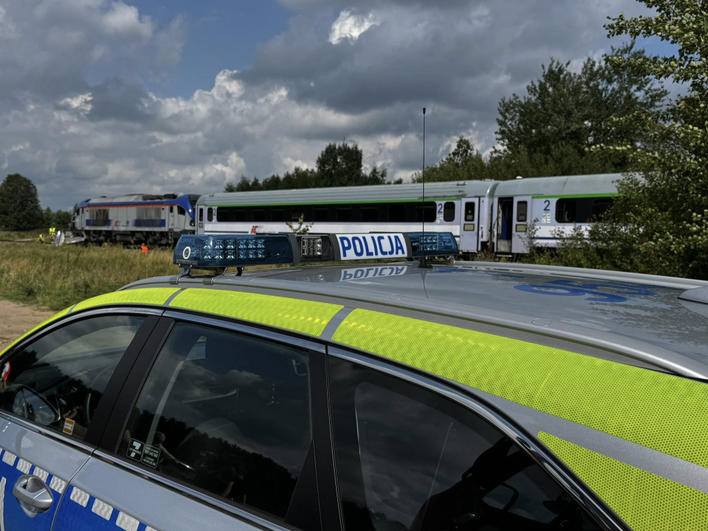 Bus zderzył się z pociągiem! Nie żyje kierowca