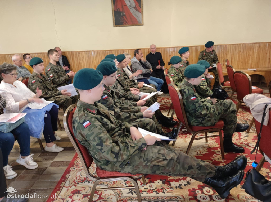 Wspólne śpiewanie pieśni powstańczych w Ostródzie