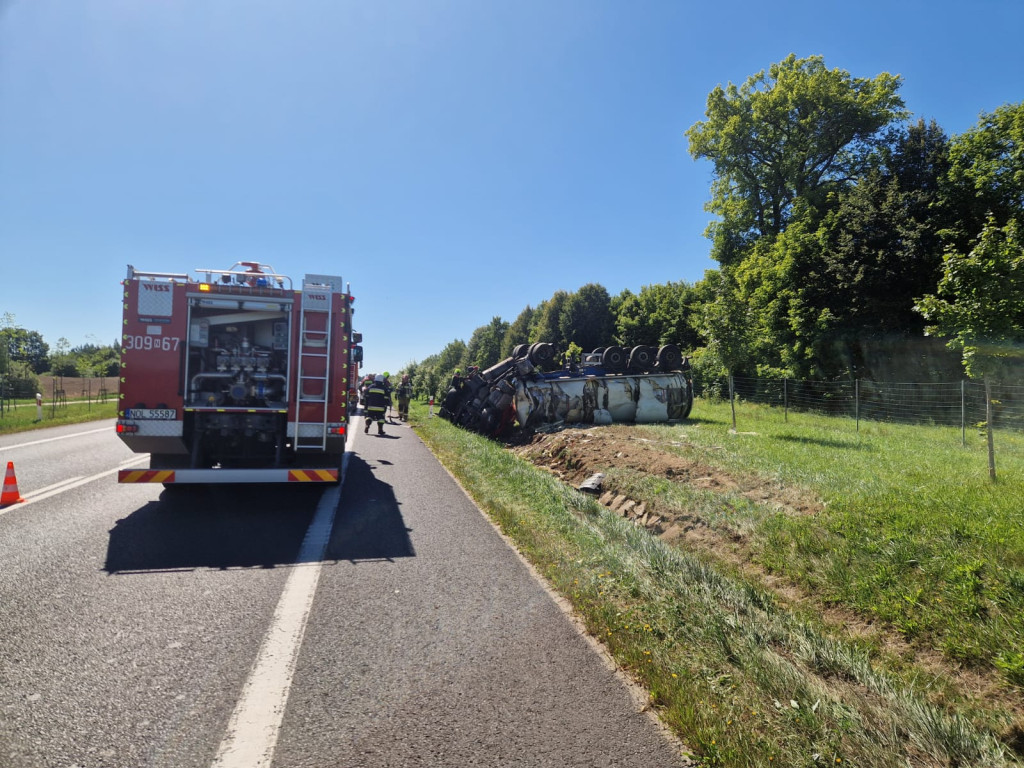 Cysterna przewożąca serwatkę w rowie! Utrudnienia na DK51!