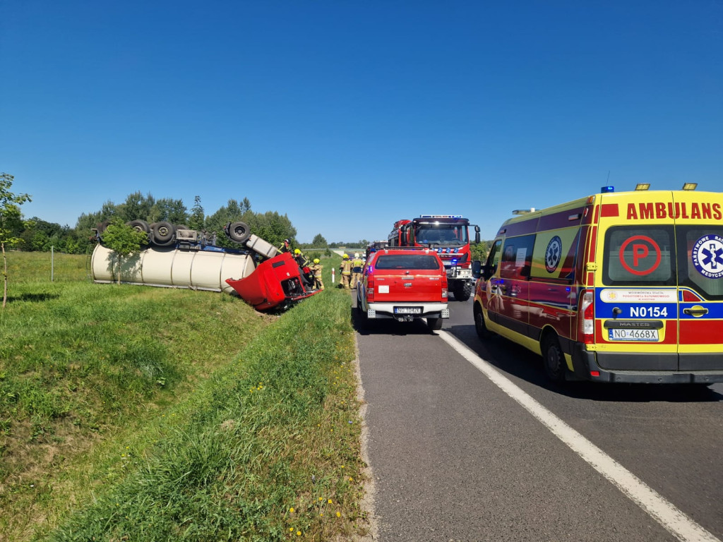 Cysterna przewożąca serwatkę w rowie! Utrudnienia na DK51!