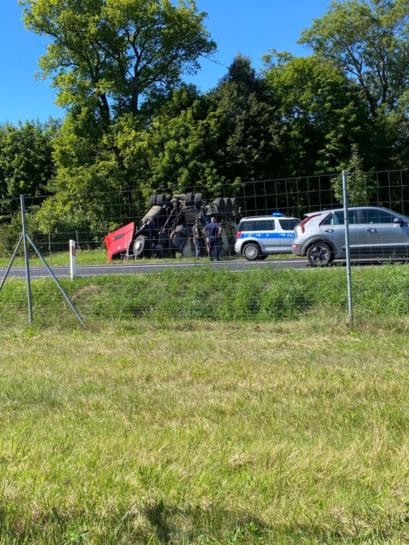 Cysterna przewożąca serwatkę w rowie! Utrudnienia na DK51!