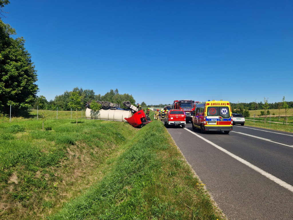 Cysterna przewożąca serwatkę w rowie! Utrudnienia na DK51!