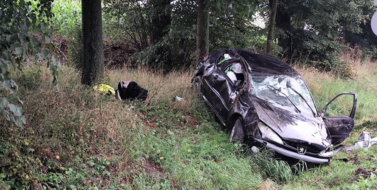 Peugeot dachował między Szyldakiem a Rychnowem!