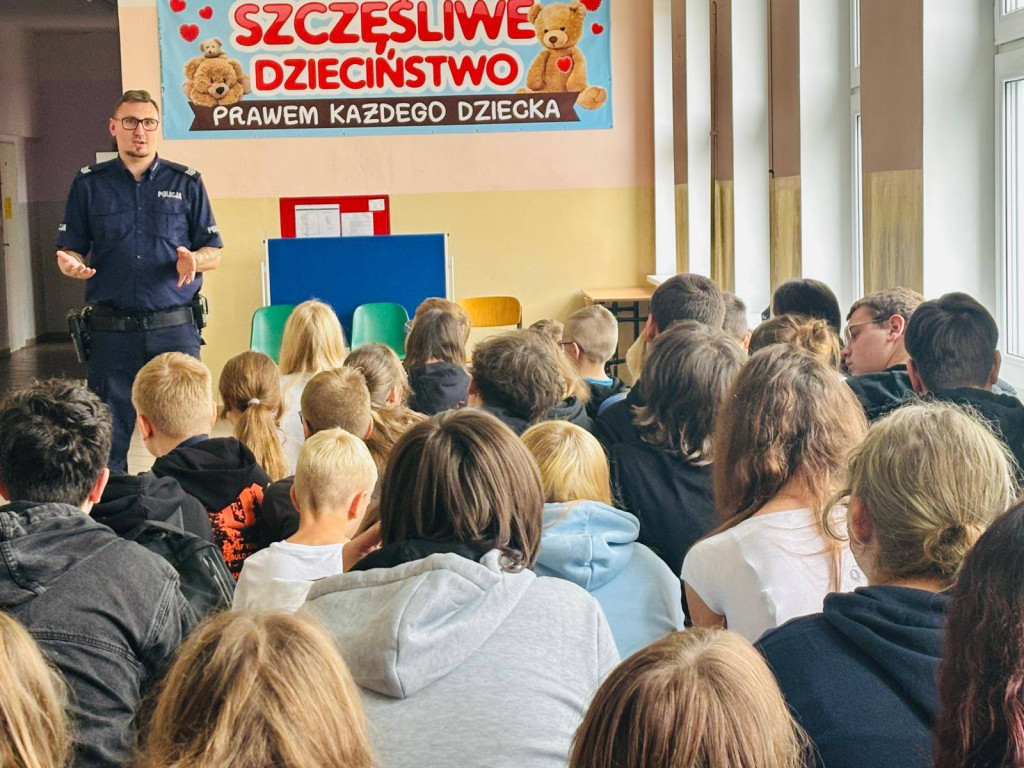 Policjanci w szkołach w Stębarku i Zwierzewie