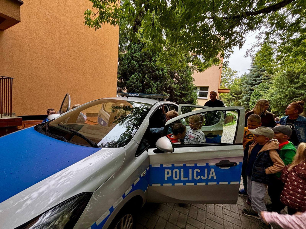 Policjanci w szkołach w Stębarku i Zwierzewie