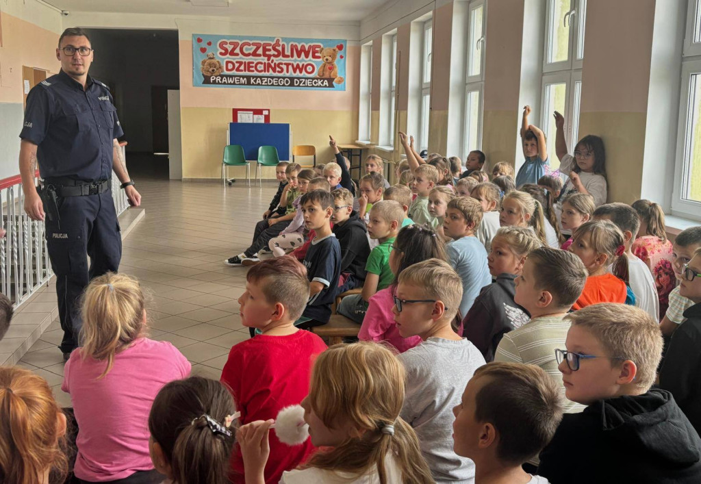 Policjanci w szkołach w Stębarku i Zwierzewie