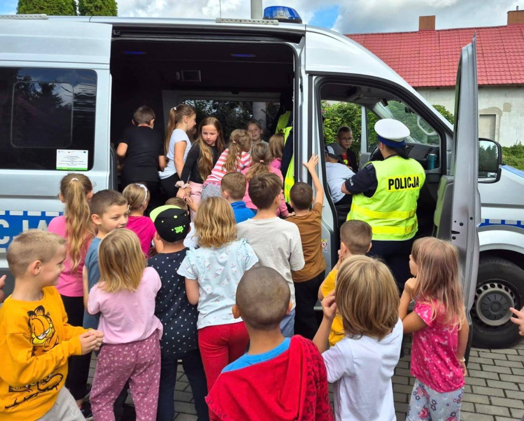 Policjanci w szkołach w Stębarku i Zwierzewie
