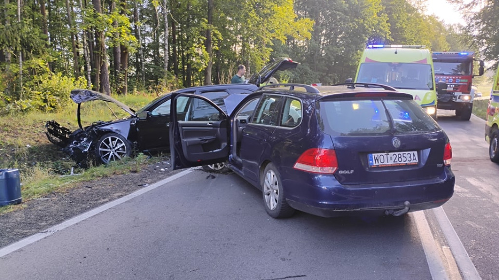 Zderzenie 3 osobówek na DK16 między Ostródą a Olsztynem
