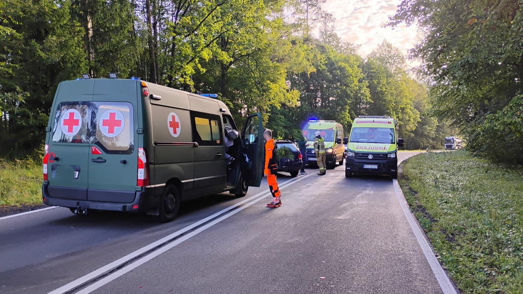 Zderzenie 3 osobówek na DK16 między Ostródą a Olsztynem