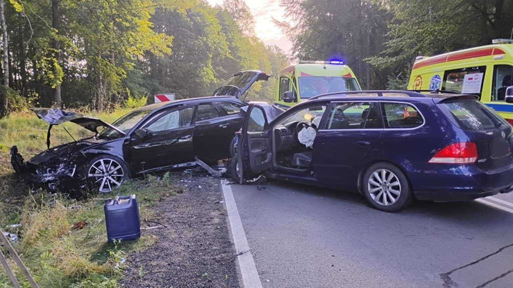 Zderzenie 3 osobówek na DK16 między Ostródą a Olsztynem