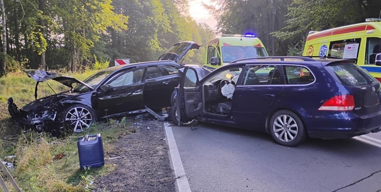 Zderzenie 3 osobówek na DK16 między Ostródą a Olsztynem