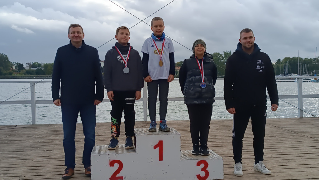 Grad medali kajakarzy UKS Puma Ostróda w Chełmży