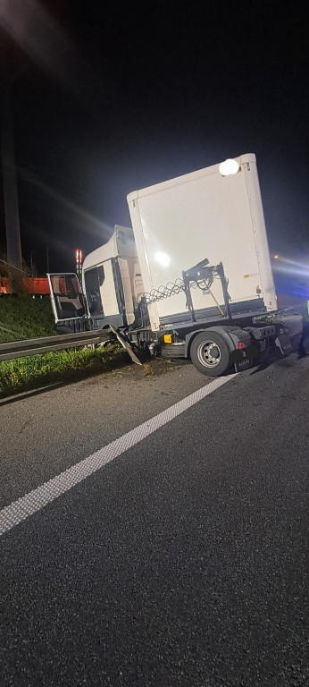 Ciężarówka wypadła z drogi i przebiła bariery na S7