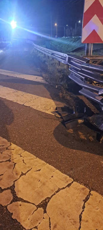 Ciężarówka wypadła z drogi i przebiła bariery na S7