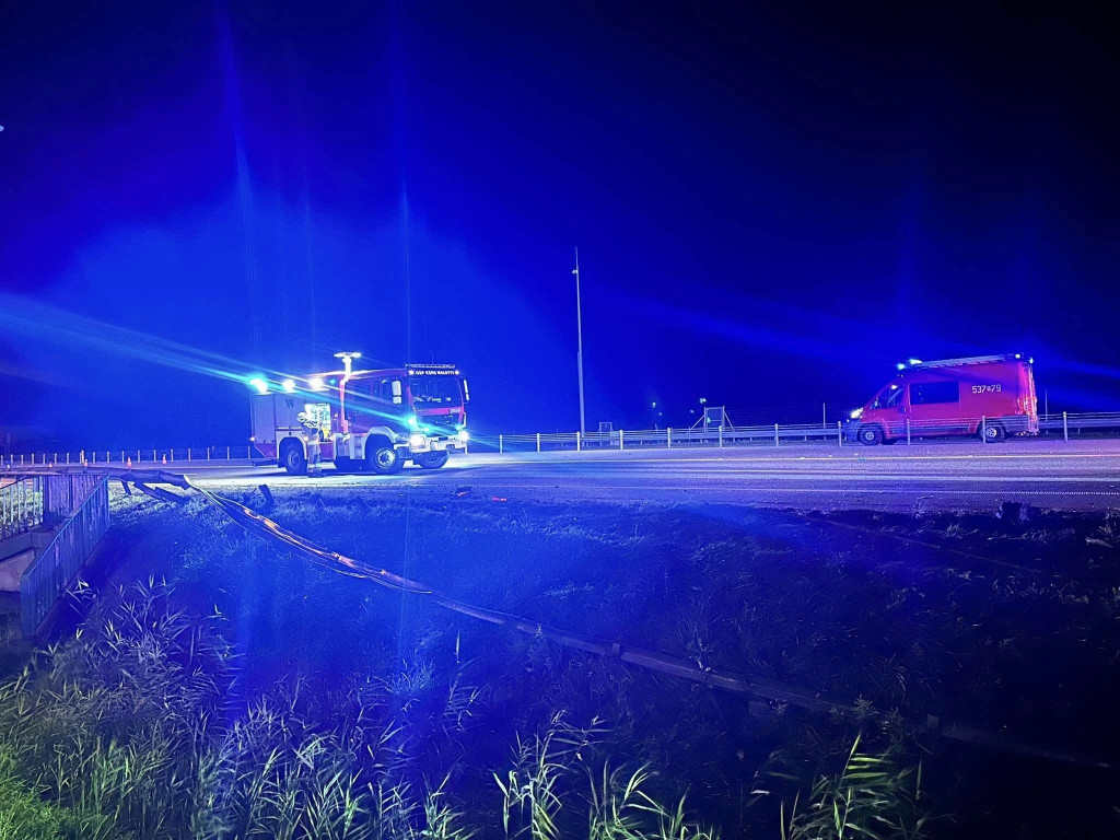 Ciężarówka wypadła z drogi i przebiła bariery na S7