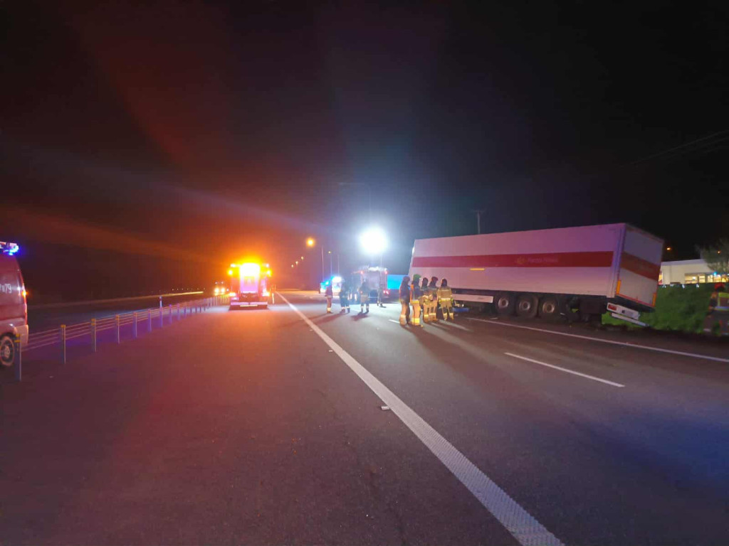 Ciężarówka wypadła z drogi i przebiła bariery na S7