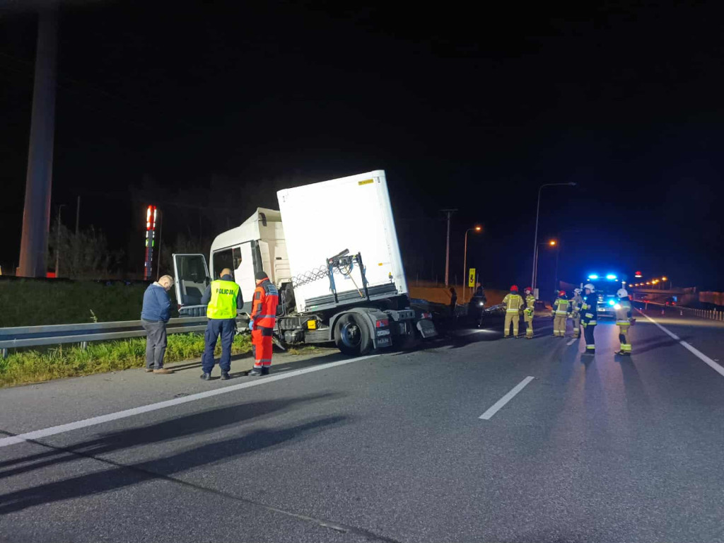 Ciężarówka wypadła z drogi i przebiła bariery na S7