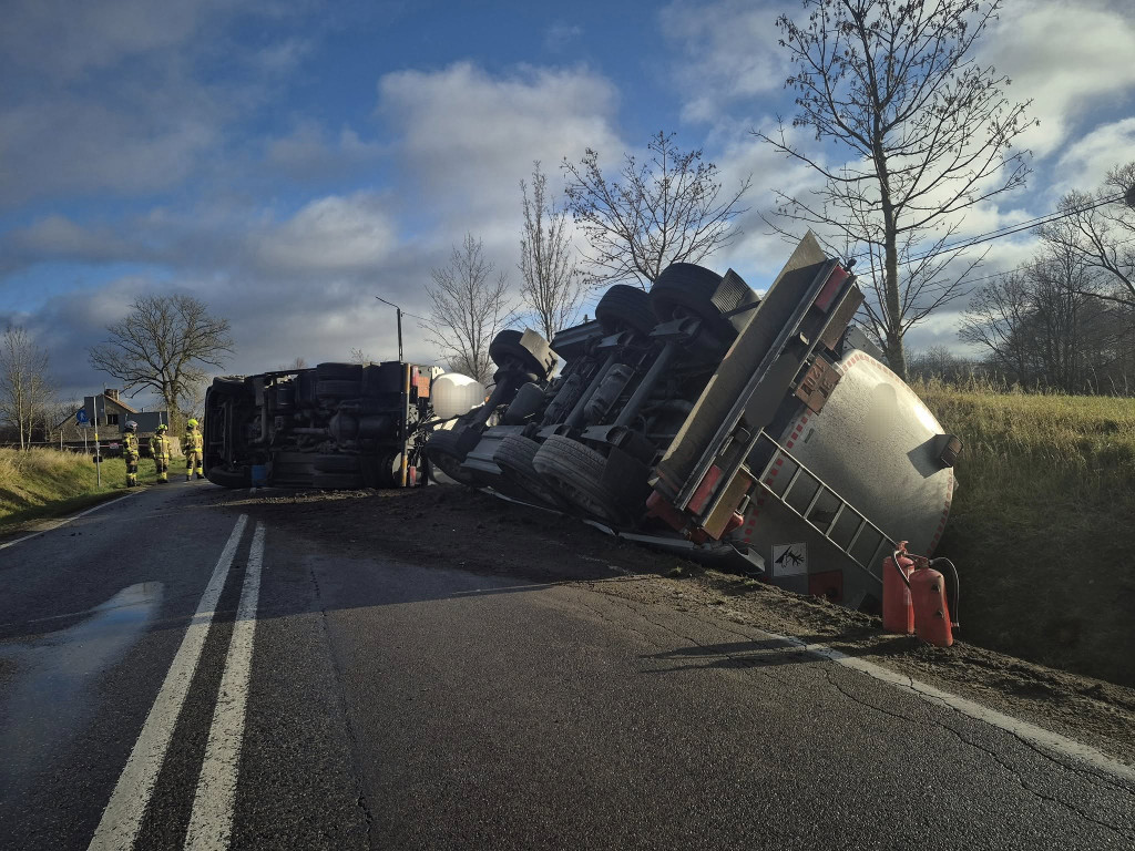 Zablokowana DK 16 - przewróciła się cysterna z paliwem!