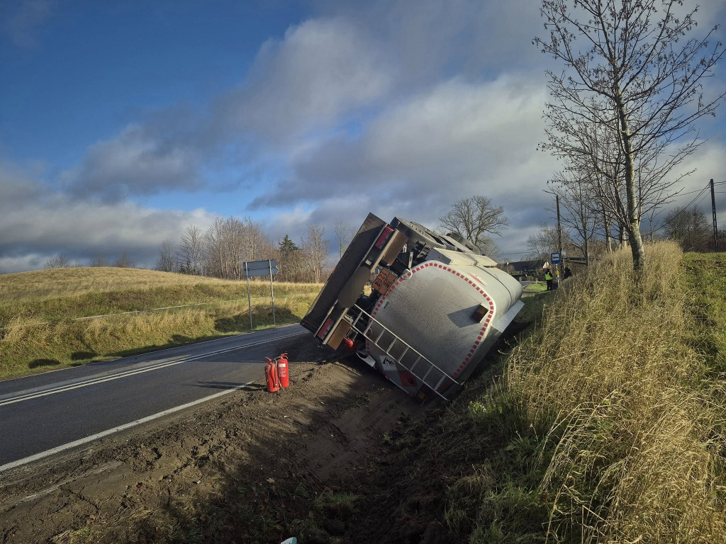 Zablokowana DK 16 - przewróciła się cysterna z paliwem!