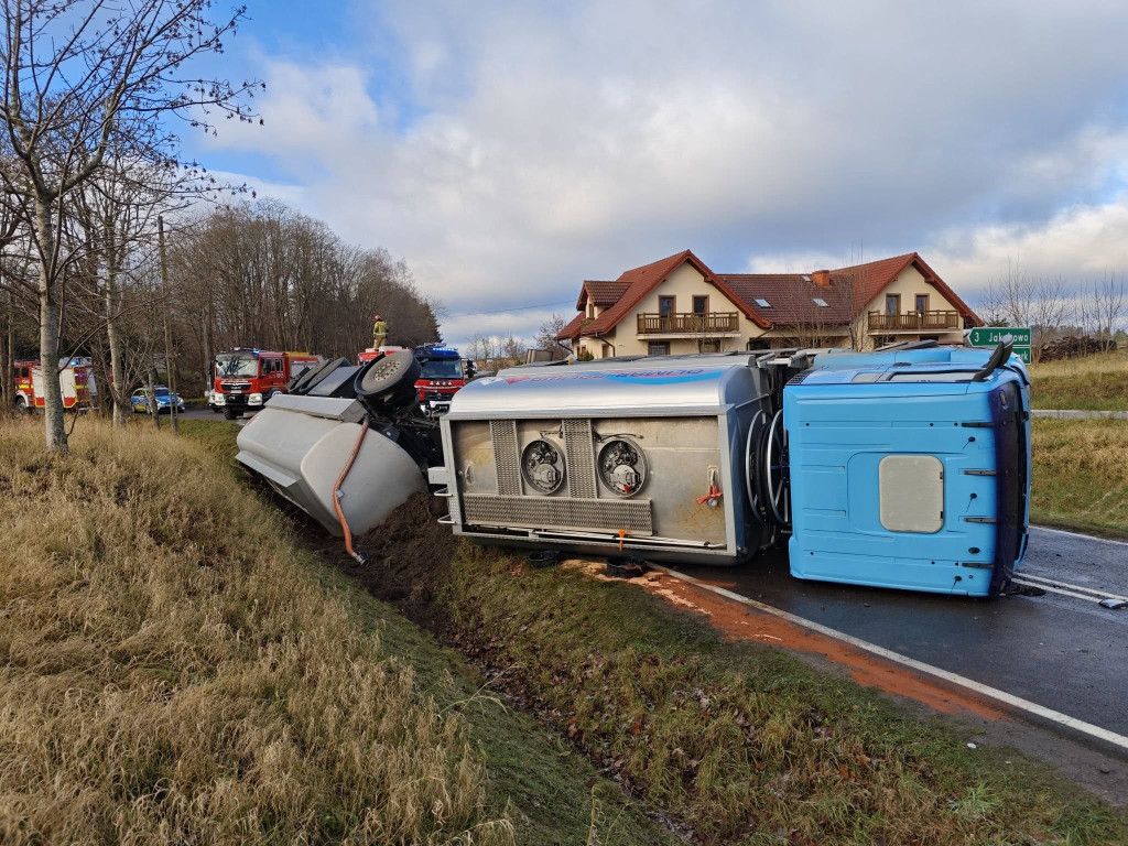 Zablokowana DK 16 - przewróciła się cysterna z paliwem!