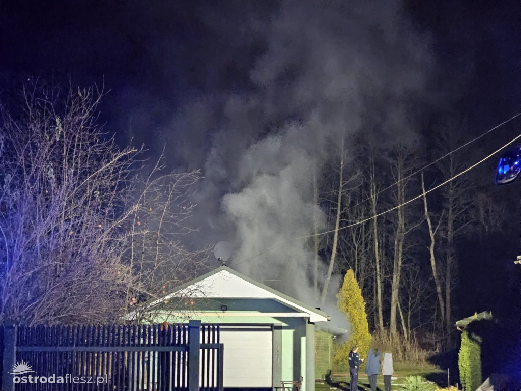 Nocny pożar domku przy ul. 3 Maja w Ostródzie