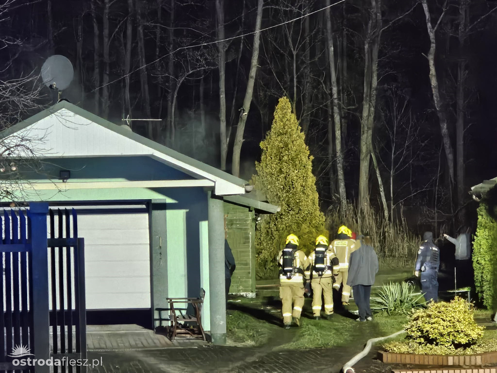 Nocny pożar domku przy ul. 3 Maja w Ostródzie