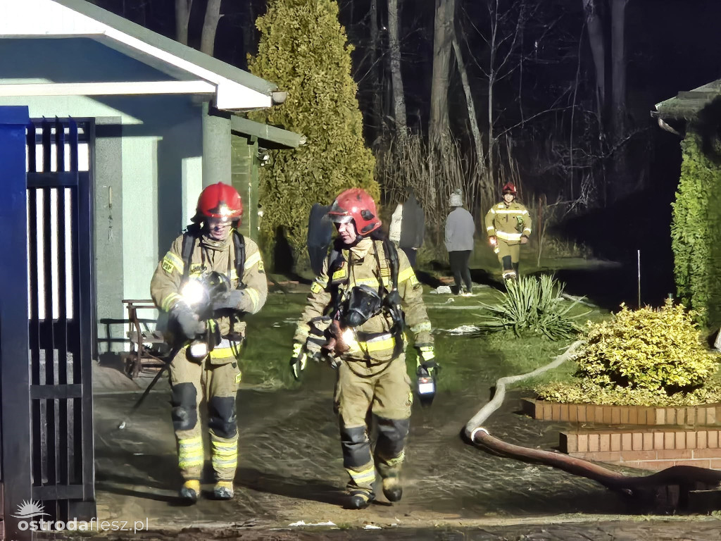 Nocny pożar domku przy ul. 3 Maja w Ostródzie