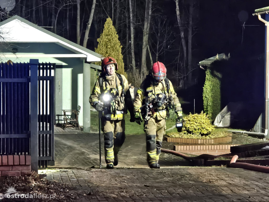 Nocny pożar domku przy ul. 3 Maja w Ostródzie