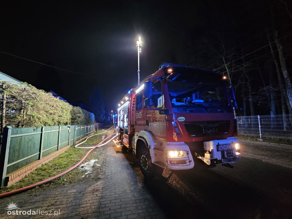 Nocny pożar domku przy ul. 3 Maja w Ostródzie