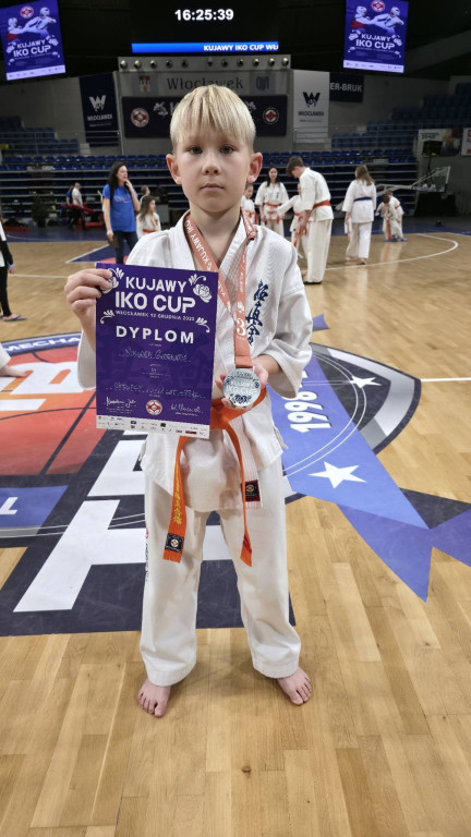 12 medali ostródzkich karateków we Włocławku