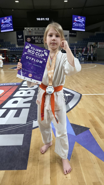 12 medali ostródzkich karateków we Włocławku