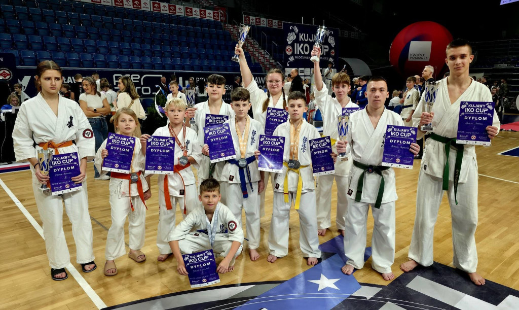 12 medali ostródzkich karateków we Włocławku