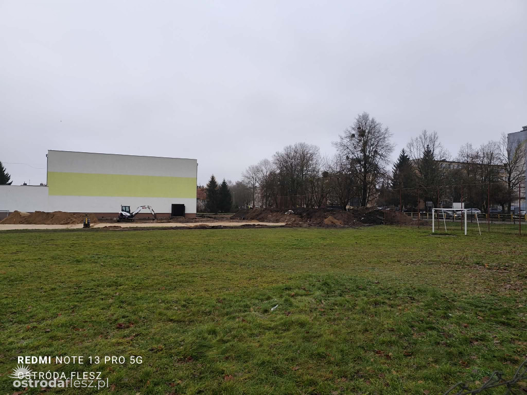 Postępują prace przy budowie skateparku