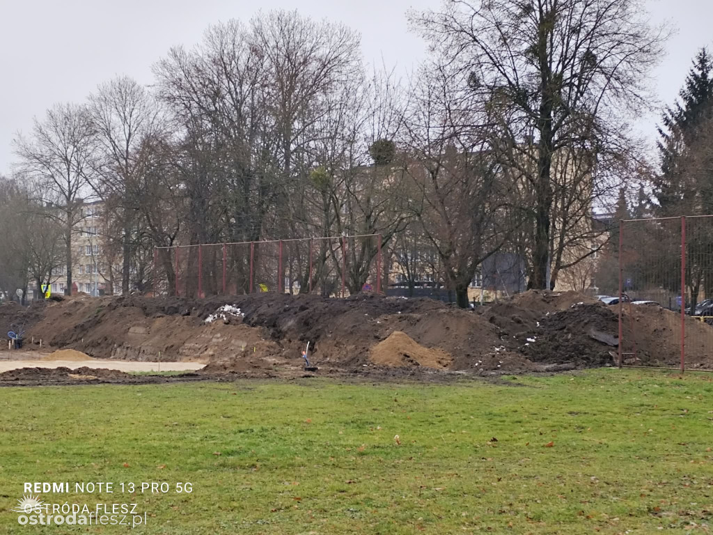 Postępują prace przy budowie skateparku